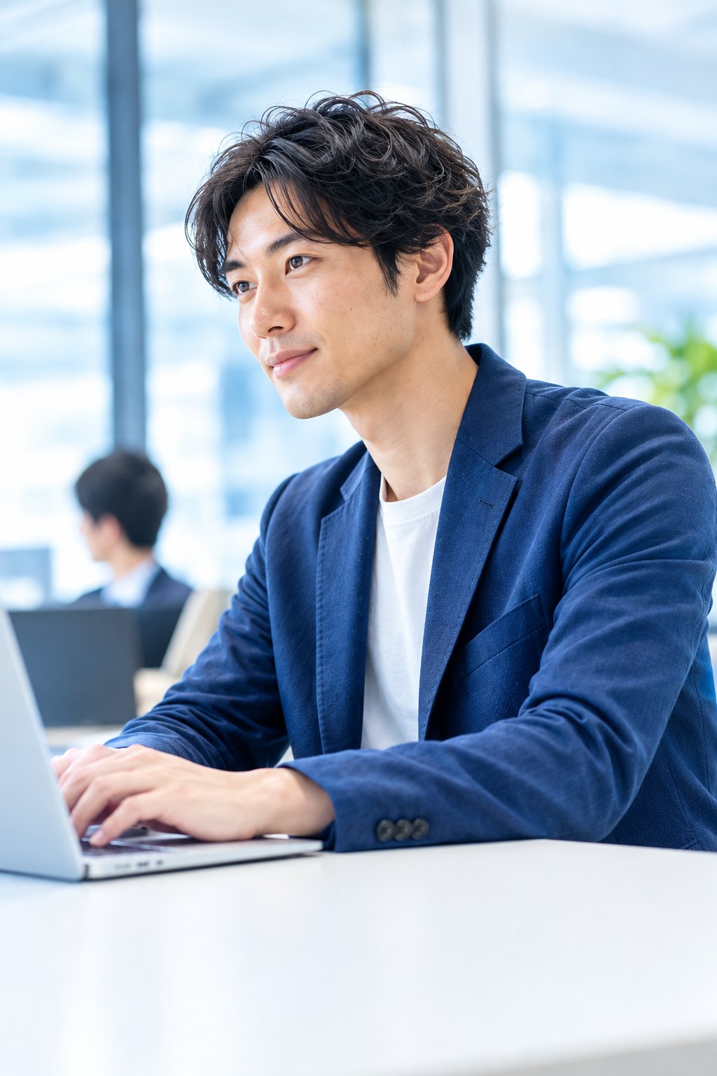 オフィスでパソコンに向かう男性（イメージ）