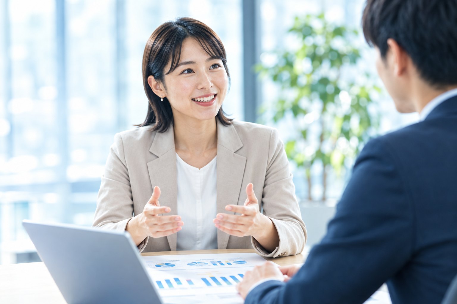 取引先に提案する女性（イメージ）