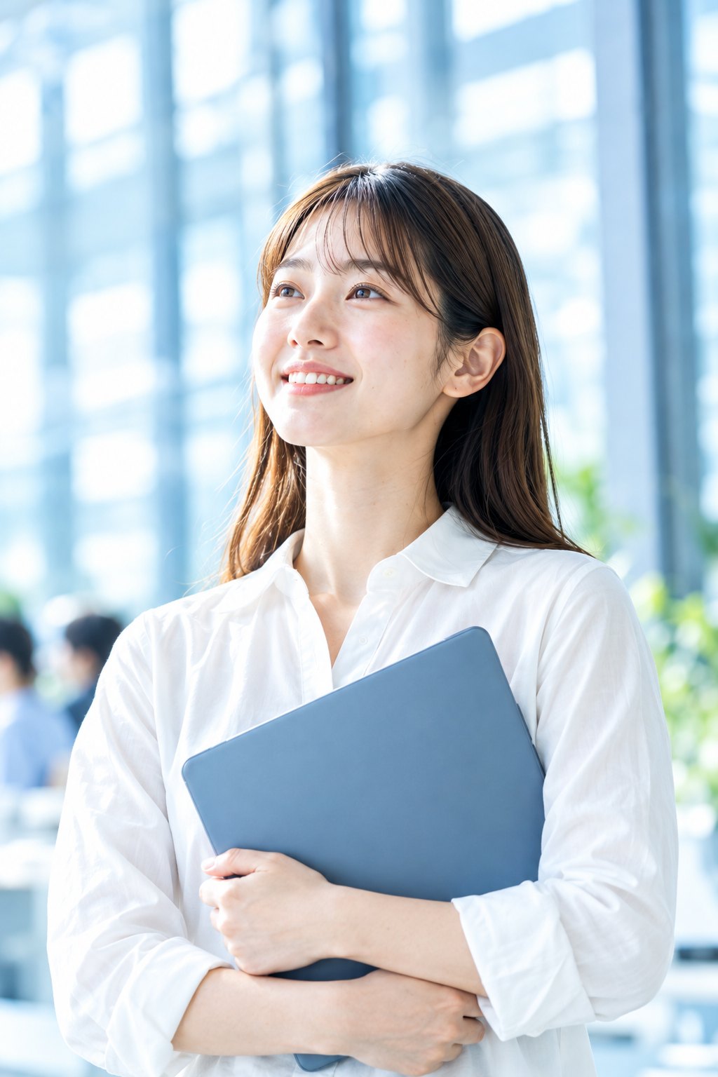 タブレットを抱える女性（イメージ）