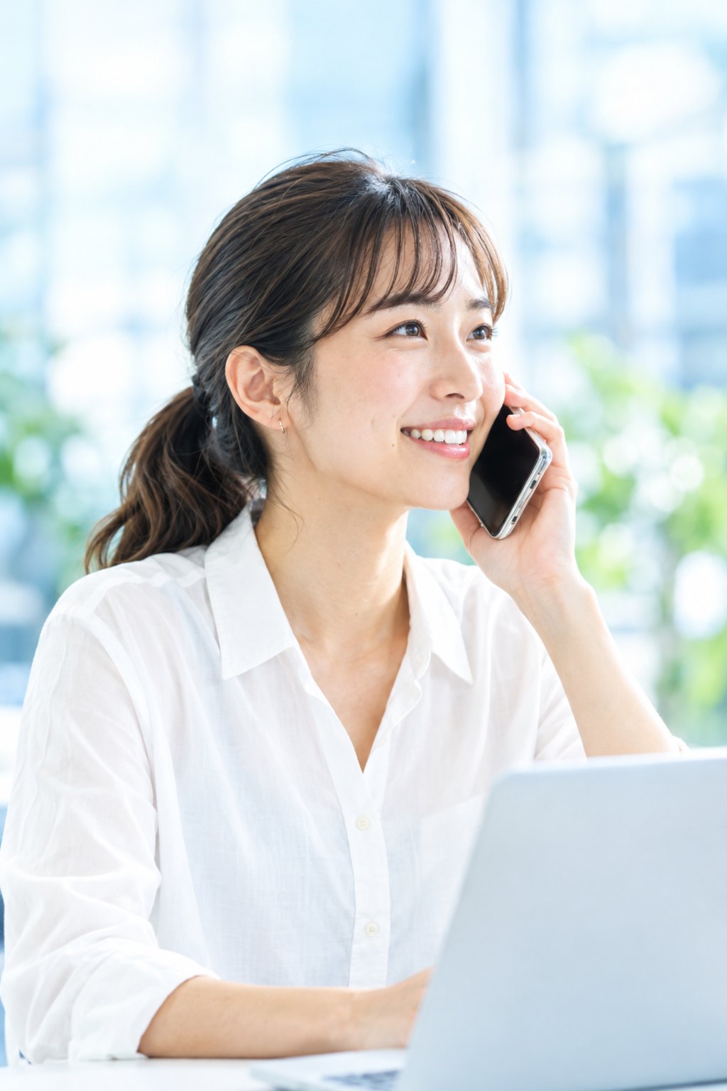 電話で相談を受ける女性（イメージ）