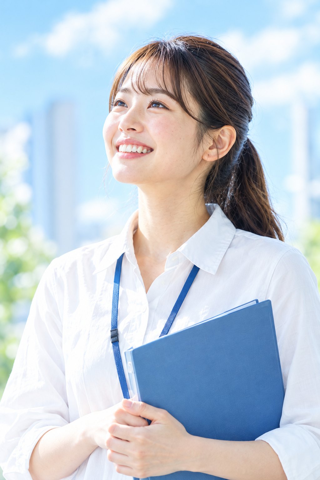 ファイルを抱えて笑顔で遠くを見る女性（イメージ）