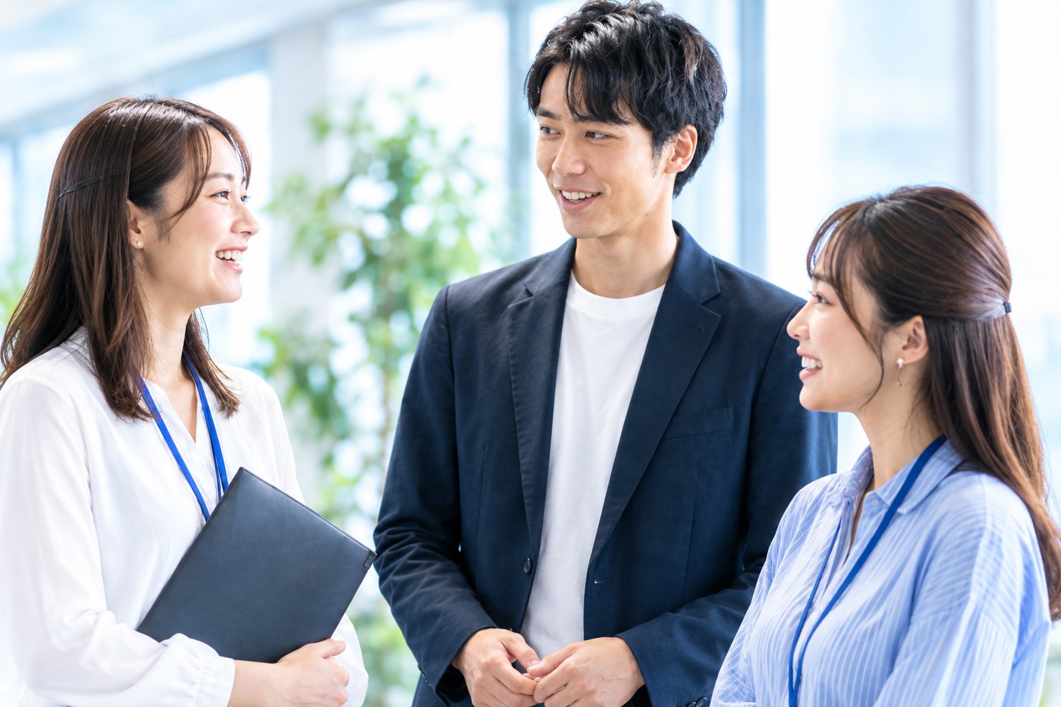 楽しそうに話す3人(イメージ)