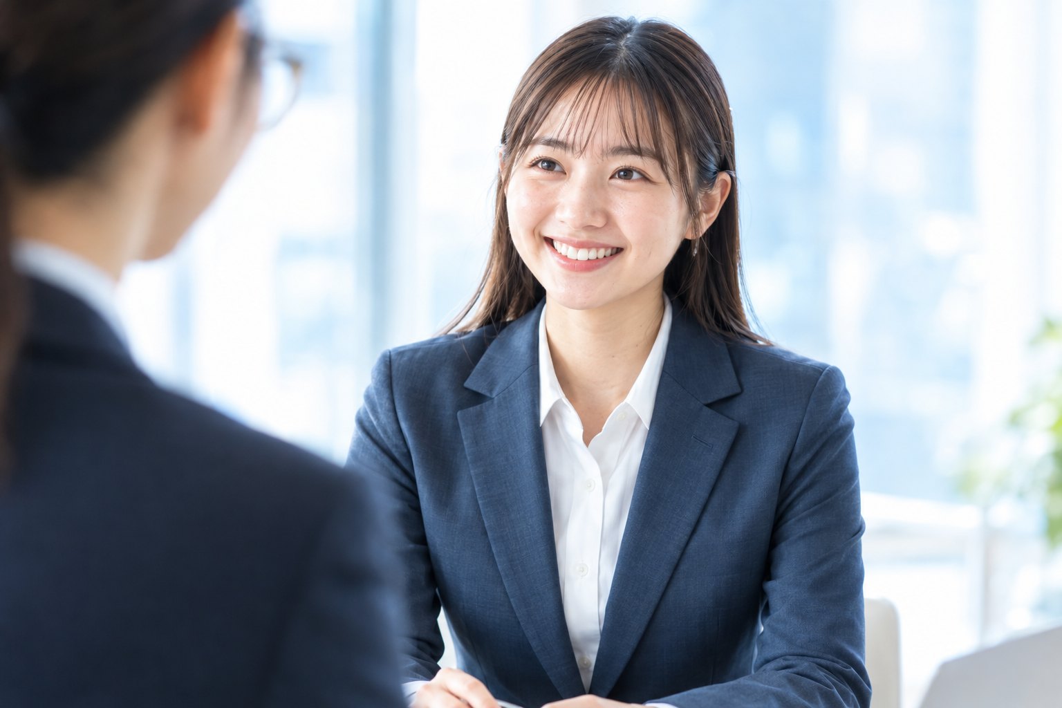 面談で話す女性(イメージ)