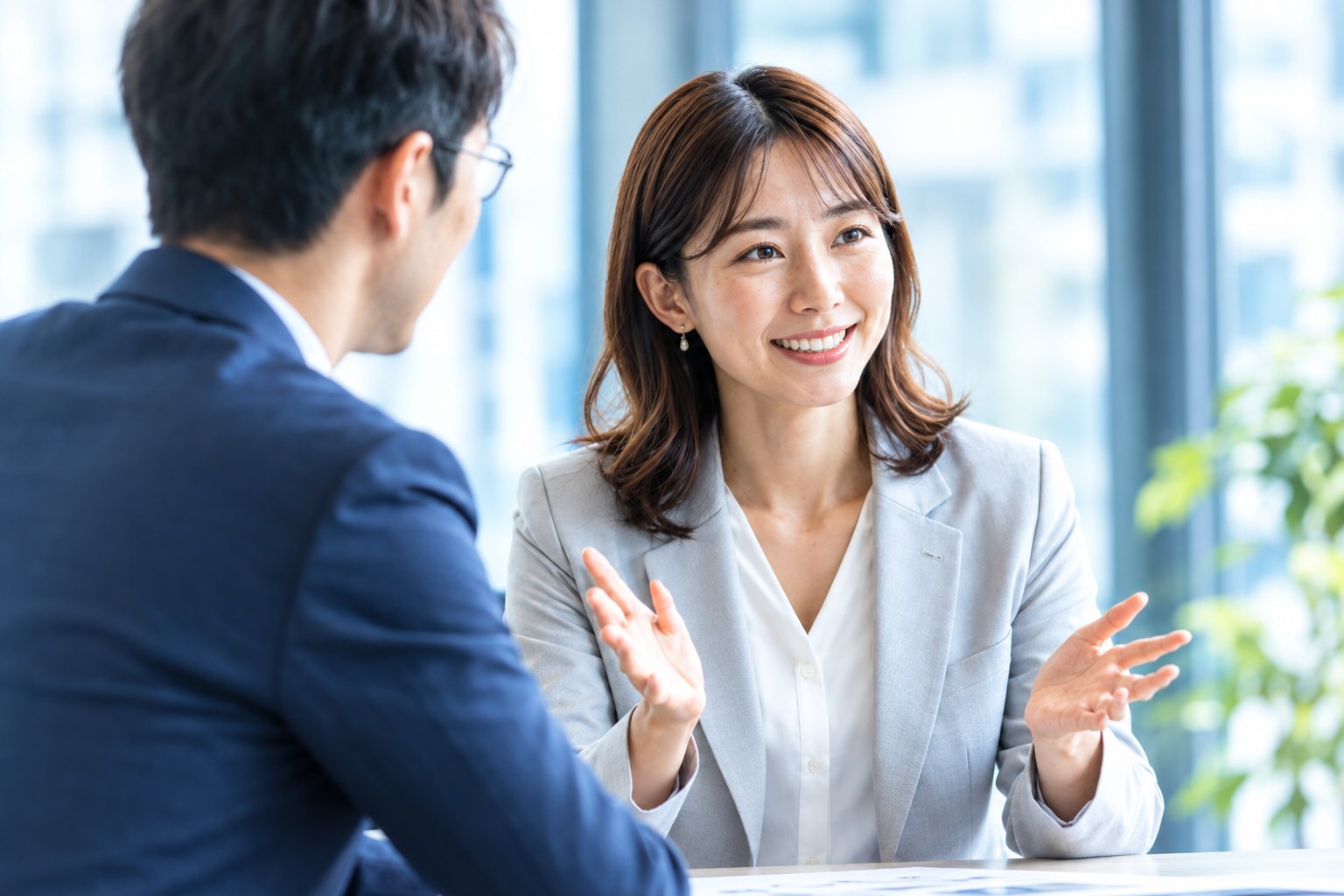 取引先に提案する女性（イメージ）